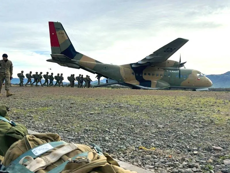 Şili ordusu bünyesinde 3 adet aktif CASA CN-235-100 hafif taktik nakliye uçağı bulunuyor.
