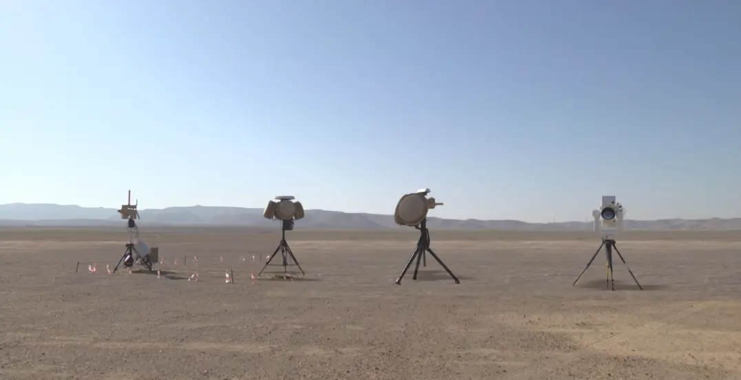 Drone Dome, İsrail merkezli savunma sanayi şirketi Rafael Advanced Defense Systems tarafından geliştirilmiş, mikro ve mini insansız hava araçlarına (İHA/Drone) karşı kullanılan mobil ve modüler bir anti-drone (C-UAS) savunma sistemidir.
Daha büyük füzeleri hedef alan Demir Kubbe (Iron Dome) veya MMR radarlarından farklı olarak Drone Dome, şehir içleri, askeri üsler, havalimanları ve sınır hatları gibi kritik bölgeleri küçük İHA tehditlerine karşı 360 derece korumak amacıyla tasarlanmıştır.