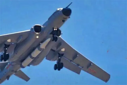 JL-1 füzesi, boyutları sebebiyle H-6N stratejik bombardıman uçaklarının gövde altında ve bir adet olarak taşınabilir. Avcı uçaklarının bu füzeyi kaldırması imkansızdır.