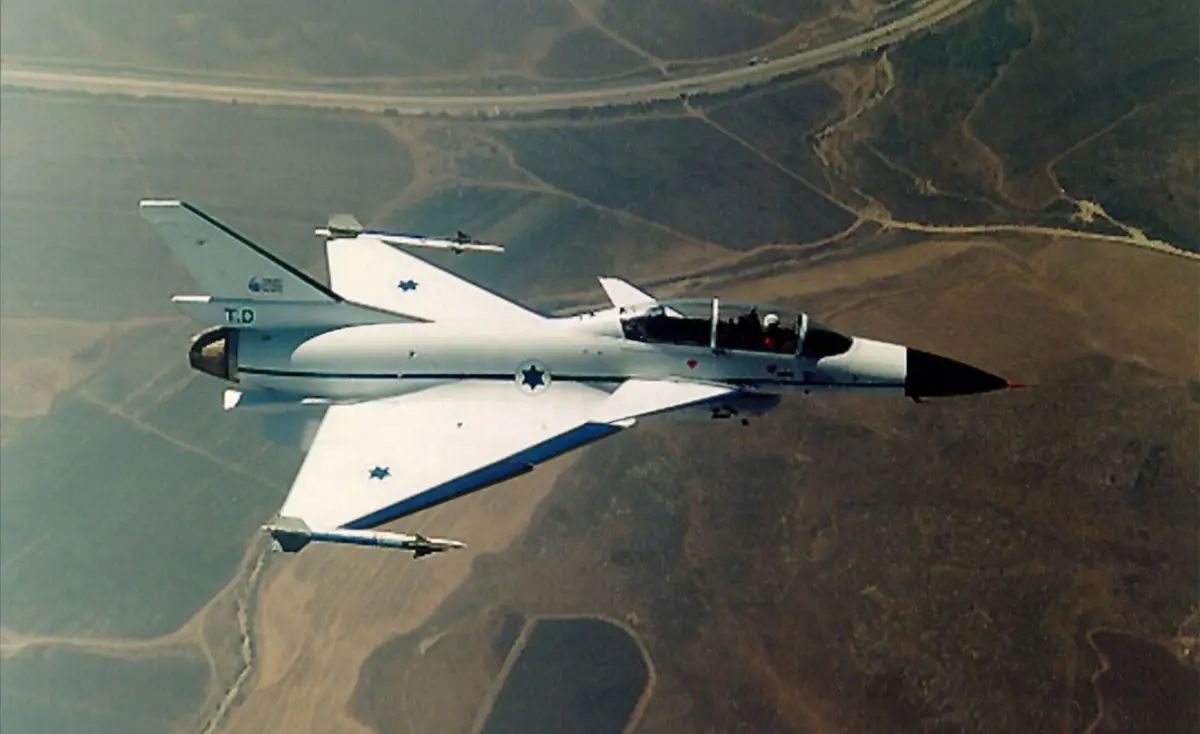 ABD menşeili F-16 ve Çin menşeili J10C uçağına aynı oranda benzeyen IAI Lavi