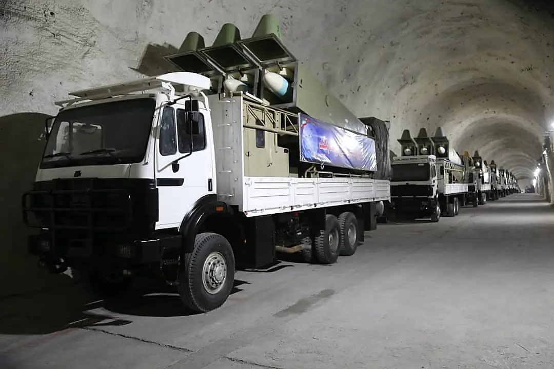 İran, resmi adı "Füze Şehri" (Missile City) olan bu yer altı üslerinin tam koordinatlarını askeri sır olarak gizli tutuluyor. Ancak gözlemlenen füze tipine göre üslerin Basra Körfezine olan yakınlık ve uzaklığı tahmin ediliyor.