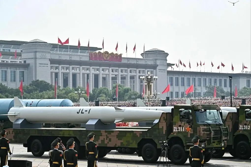 Çin Halk Kurtuluş Ordusu'na ait JL-1 (Jinglei-1 / Şok Edici Gök Gürültüsü), dünyadaki tek operasyonel uzun menzilli havadan fırlatılan balistik füze (ALBM) olma unvanına sahiptir. İlk kez 2025 yılındaki askeri geçit töreninde sergilenmiştir.