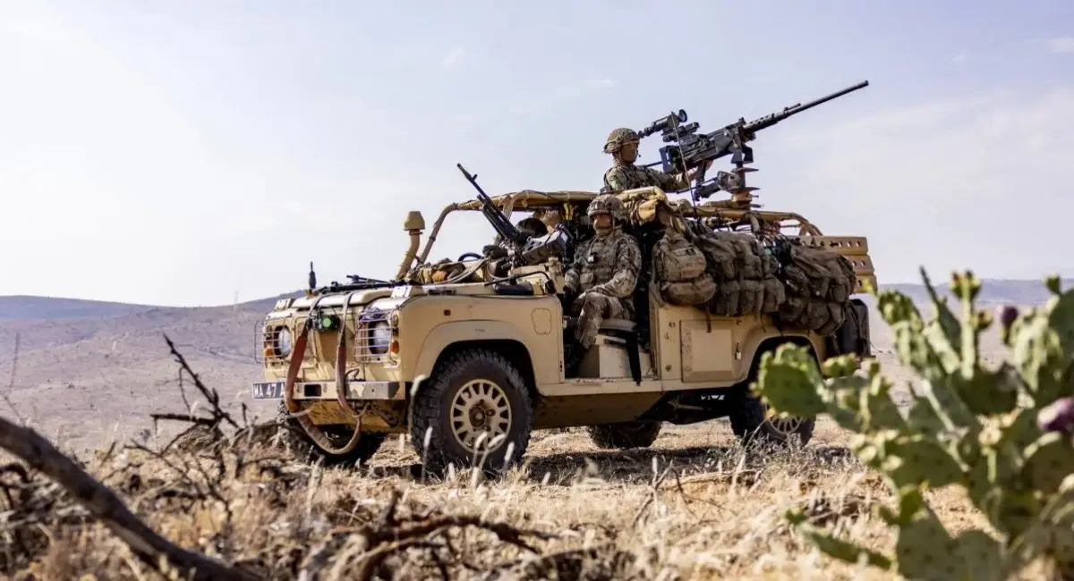 Land Rover Defender, Birleşik Krallık Ordusu'nun (British Army) İkinci Dünya Savaşı sonrasından bu yana en temel, en yaygın ve en simgesel hafif fayda aracıdır.