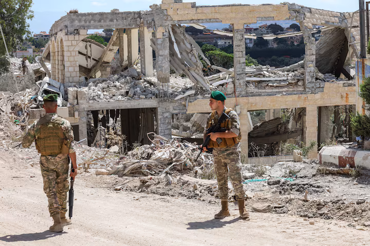 ABD arabuluculuğuyla sağlanan plan doğrultusunda İsrail güçlerinin çekilmesinin ardından, Lübnan'ın güneyindeki Zawtar al-Gharbiyeh kasabasında Lübnanlı askerler nöbet tutuyor,