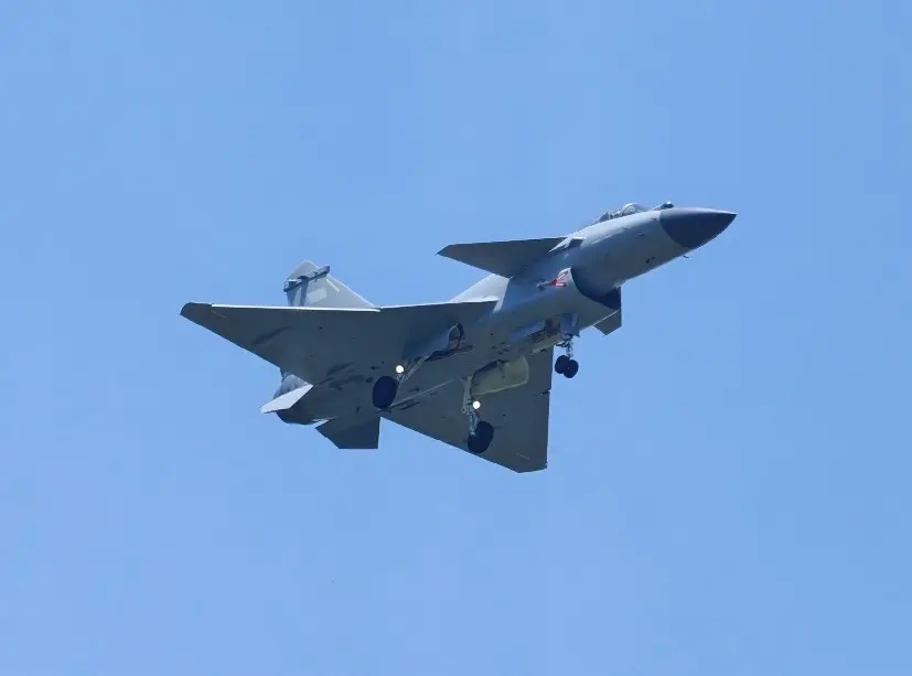 Özbekistan, Çin yapımı J-10CE savaş uçaklarını resmen gösterdi