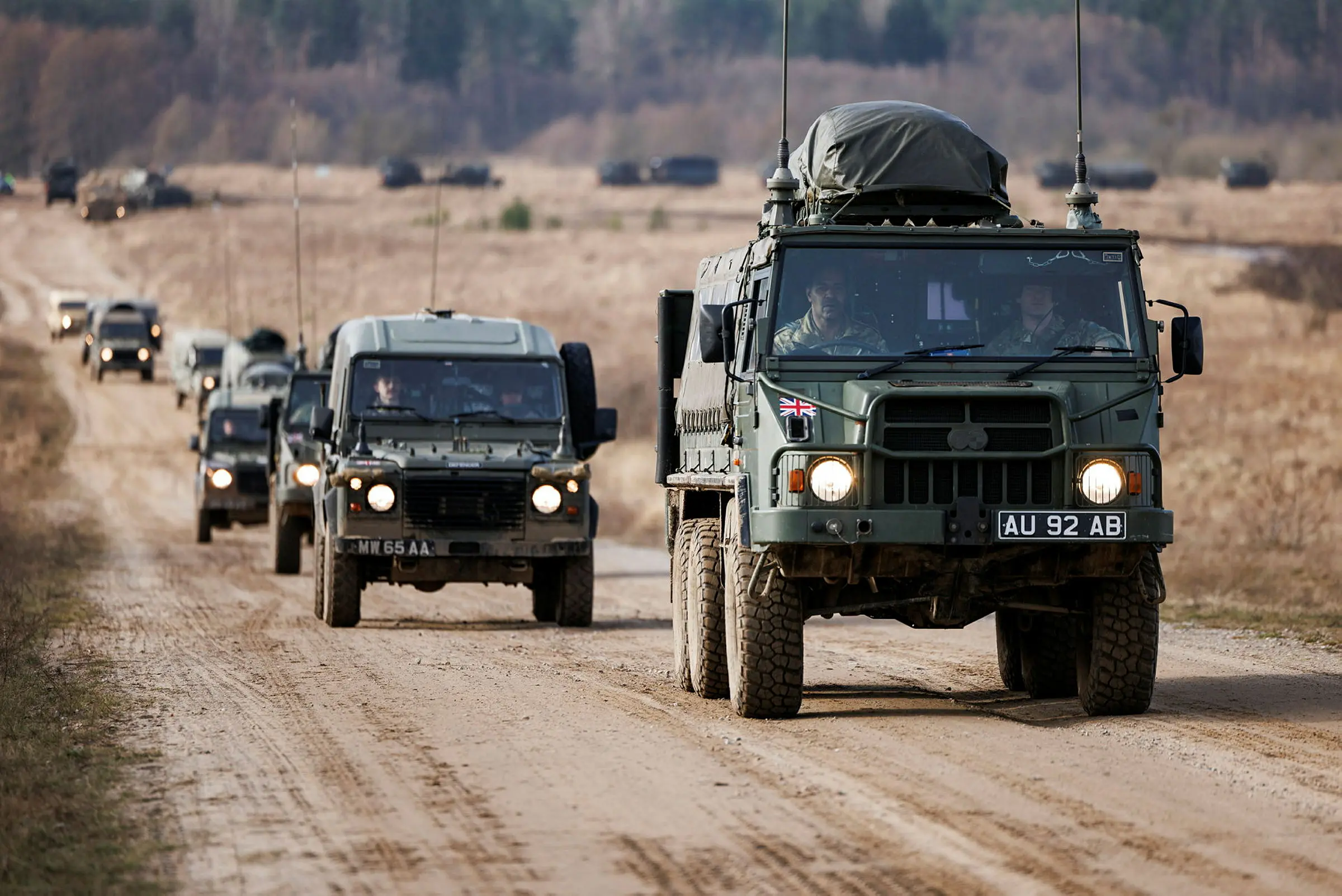 Pinzgauer, Birleşik Krallık Savunma Bakanlığı (MoD) tarafından 1995 yılından bu yana kullanılan, yüksek hareket kabiliyetine sahip 4x4 ve 6x6 taktik askeri arazi araçları ailesidir.