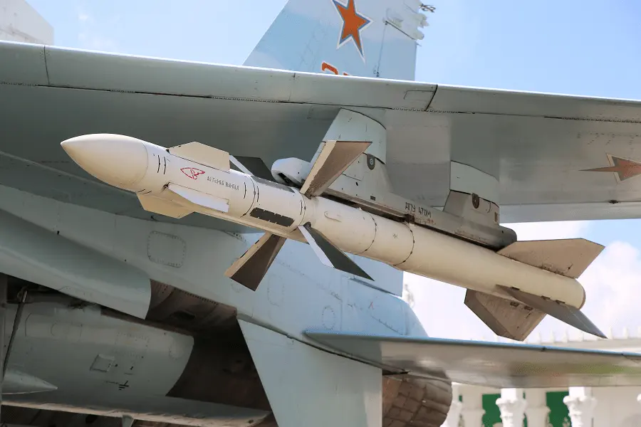 R-27 (NATO rapor adı: AA-10 Alamo), Sovyetler Birliği tarafından geliştirilen ve günümüzde hem Ukrayna hem de Rusya hava kuvvetleri tarafından aktif olarak kullanılan, orta ila uzun menzilli bir havadan havaya füze (AAM) ailesidir.