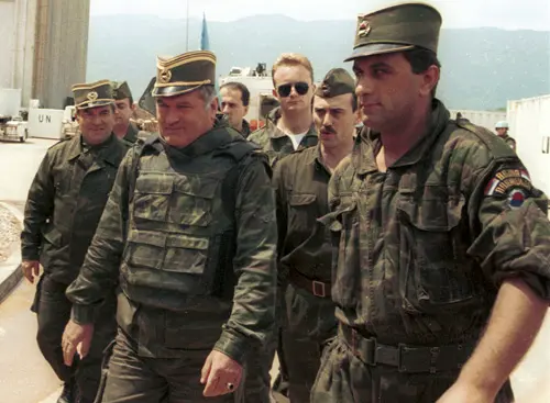 Srebrenitsa yakınlarındaki Potoçari'de bulunan Birleşmiş Milletler (BM) kampının dışındayken.
Mladiç, burada kameralar önünde Boşnak sivillere ve çocuklara çikolata ile ekmek dağıtarak "Kimseye zarar gelmeyecek, korkmanıza gerek yok" diyerek güven vermeye çalışmıştır.