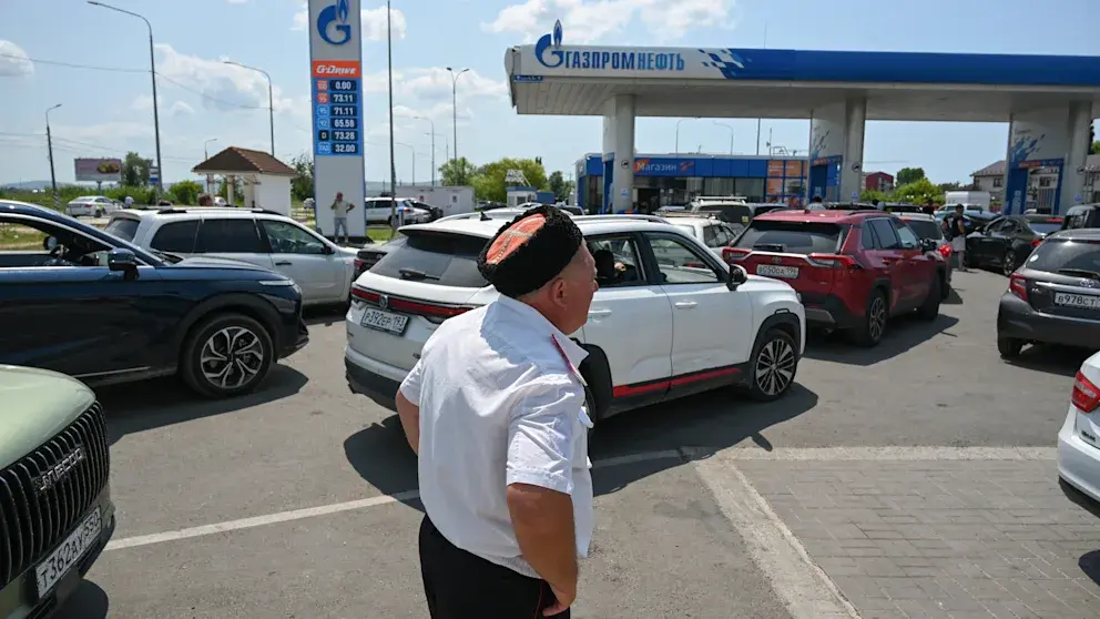 Gazprom şirketine bağlı benzinliklerden birinde oluşan kuyruktan bir kesit.