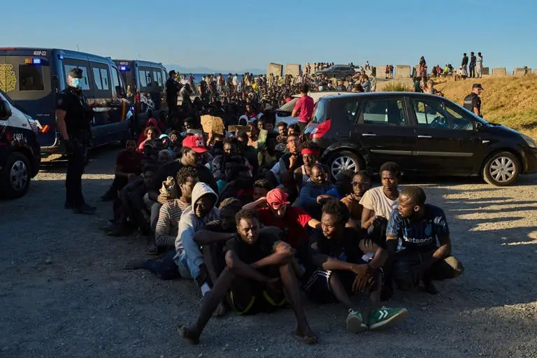 İspanyol makamlarına göre, Yüksek Mahkemenin denizde yakalanan göçmenlerin doğrudan Fas’a gönderilmesini sınırlandıran kararı, “Sebte’ye ulaşanların sınır dışı edilemeyeceği” şeklinde yanlış anlatıldı. Kaçakçılık şebekelerinin de bu bilgiyi kullanarak binlerce kişiyi harekete geçirdiği değerlendiriliyor.