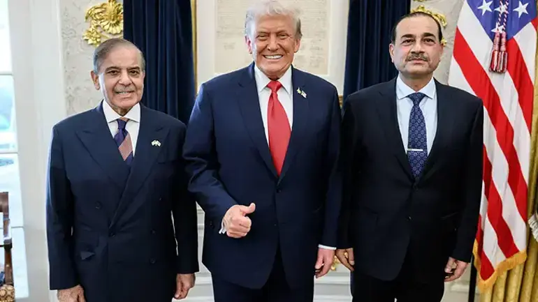 Pakistan Başbakanı Şahbaz Şerif (solda), ABD Başkanı Donald Trump (ortada) ve Pakistan Genelkurmay Başkanı Mareşal Asım Münir (sağda)
25 Eylül 2025 tarihinde Washington'daki Beyaz Saray'ın Oval Ofisi'nde gerçekleştirilen üst düzey ve kritik görüşme sırasında.