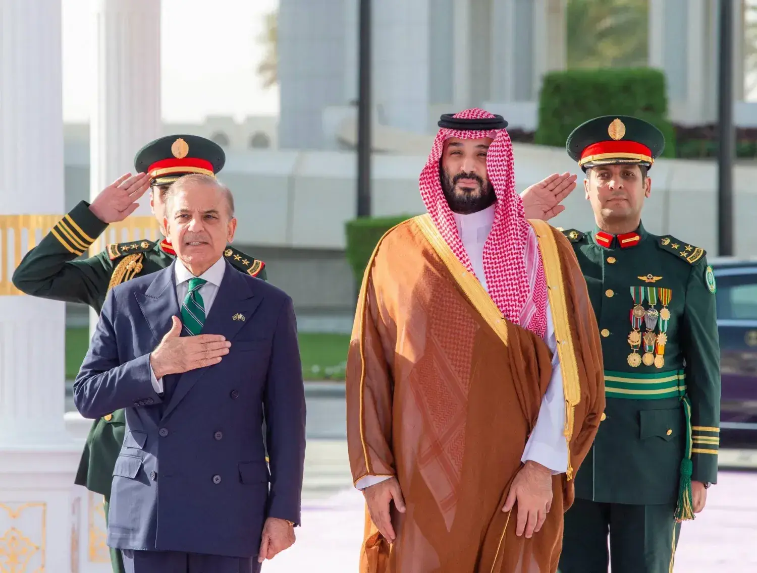 7 Eylül 2025 tarihinde Riyad'daki El-Yamamah Sarayı'nda, Suudi Arabistan Veliaht Prensi Muhammed bin Selman ile Pakistan Başbakanı Şahbaz Şerif arasında Stratejik Karşılıklı Savunma Anlaşması (SMDA) imzalanmıştır.