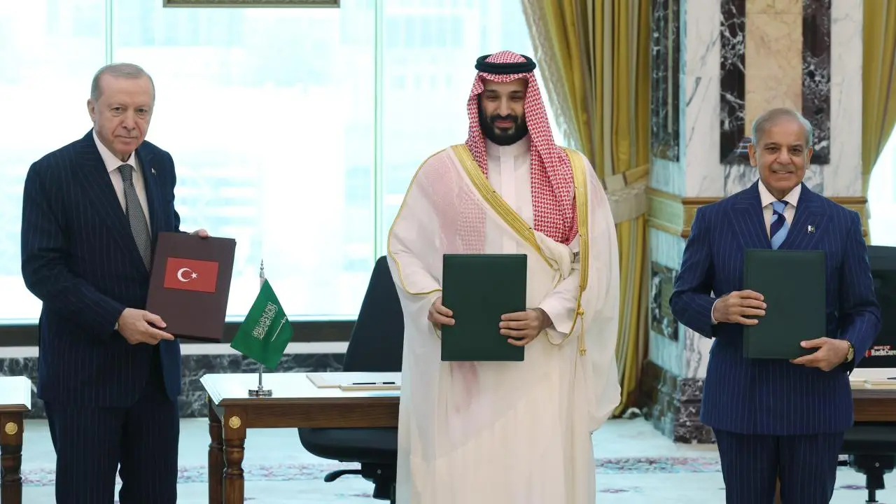 Mekke Anlaşması (Mekke Ortak Savunma Anlaşması), 7 Ağustos 2026 tarihinde Türkiye, Suudi Arabistan ve Pakistan arasında imzalanan tarihi bir kolektif savunma ve askeri iş birliği paktıdır.