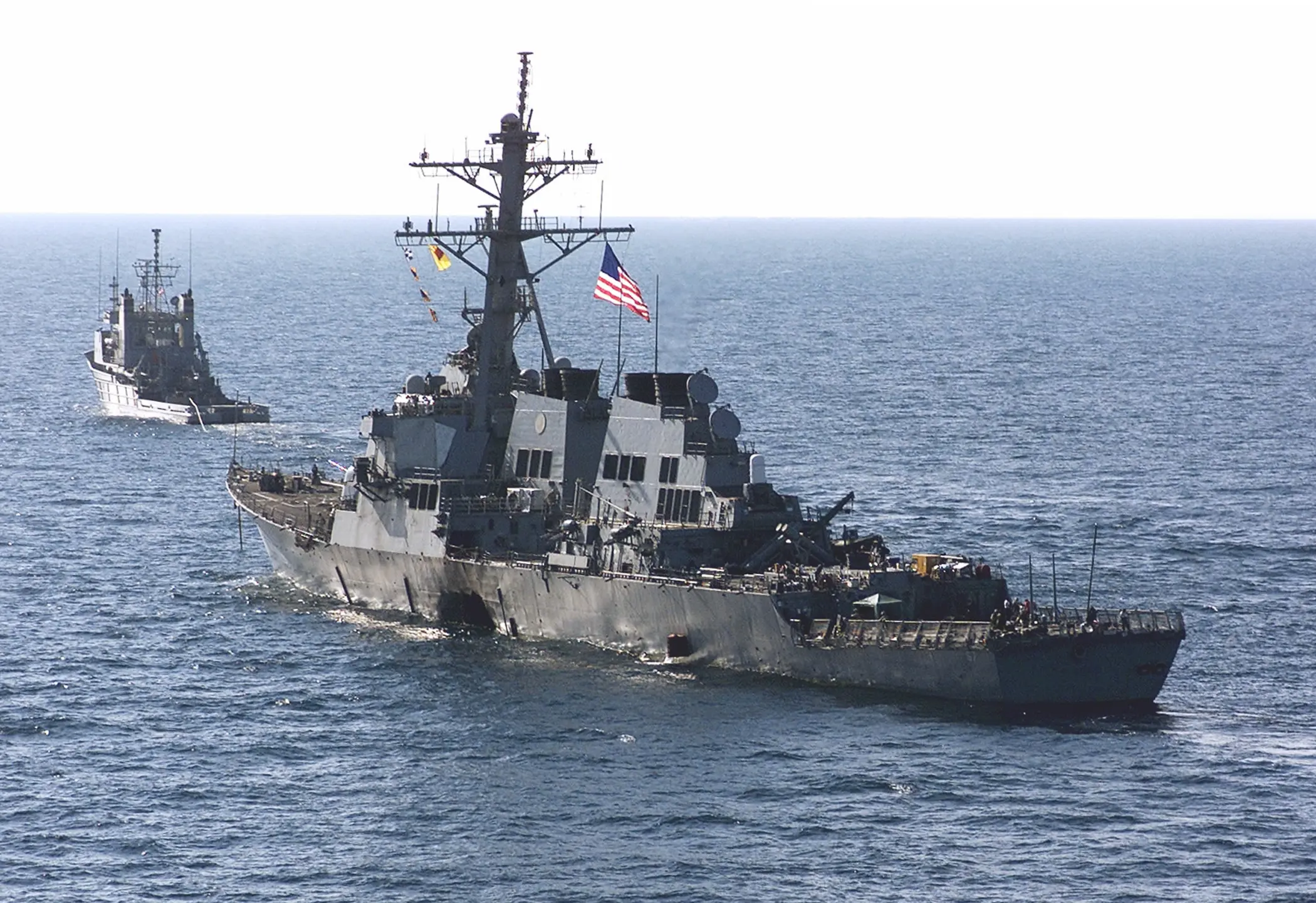 USS Cole muhribi, hasar aldıktan sonra Ağır hasar alan gemi, Norveç firmasına ait özel bir ağır yük taşıma gemisi (M/V Blue Marlin) vasıtasıyla Amerika Birleşik Devletleri'ne taşınıyor.