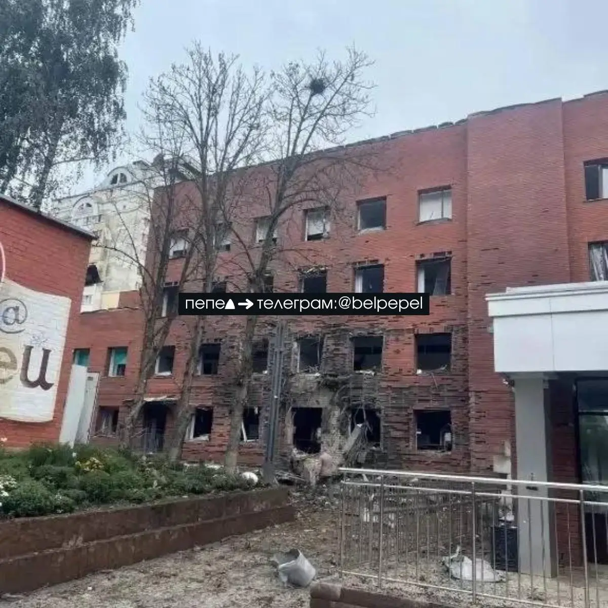 Gece meydana gelen insansız hava aracı patlaması sonucunda, Belgorod'daki 9 numaralı lise önemli ölçüde zarar gördü.