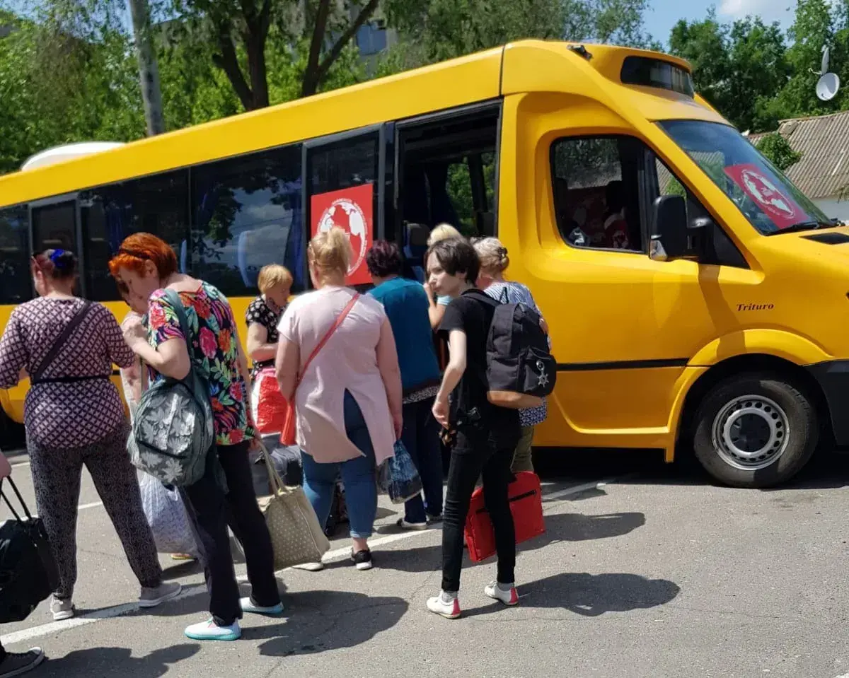 Ukrayna'nın cephe hattına yakın yerleşim yerlerinden sivillerin güvenli bölgelere ulaştırılması amacıyla tahliye seferleri gerçekleştiriliyor.
