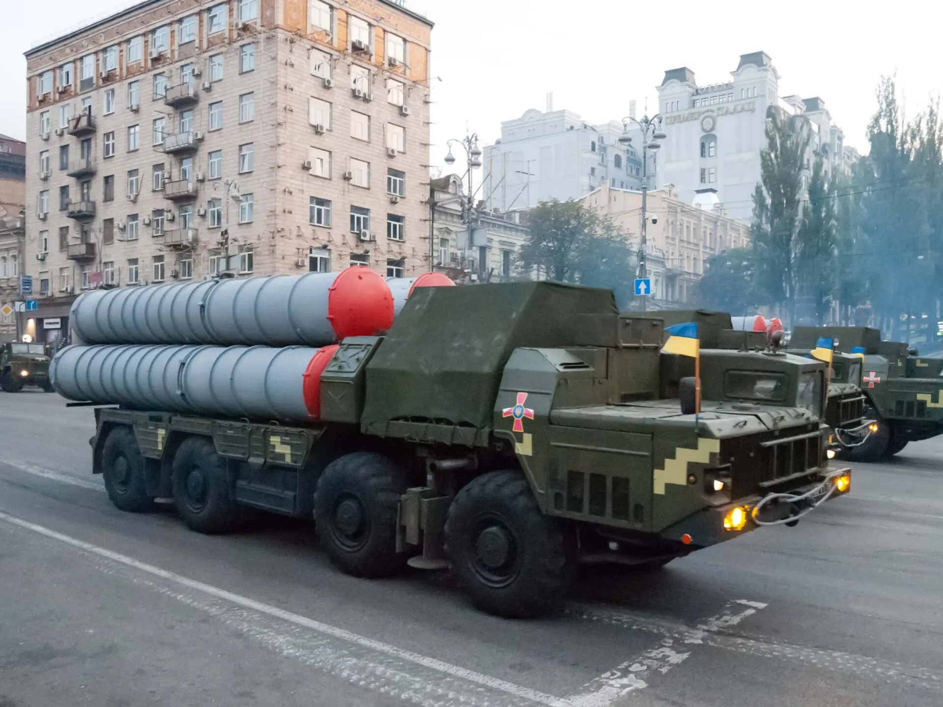 Savaşın ilk aylarında Slovakya, elindeki S-300PMU bataryasını Ukrayna'ya devrederek ilk büyük hava savunma takviyesini gerçekleştirmiştir.
Bulgaristan, kendi envanterindeki kullanılmayan veya arızalı S-300 füzelerini tamir edilip cephede kullanılması amacıyla Ukrayna'ya hibe etmiştir.