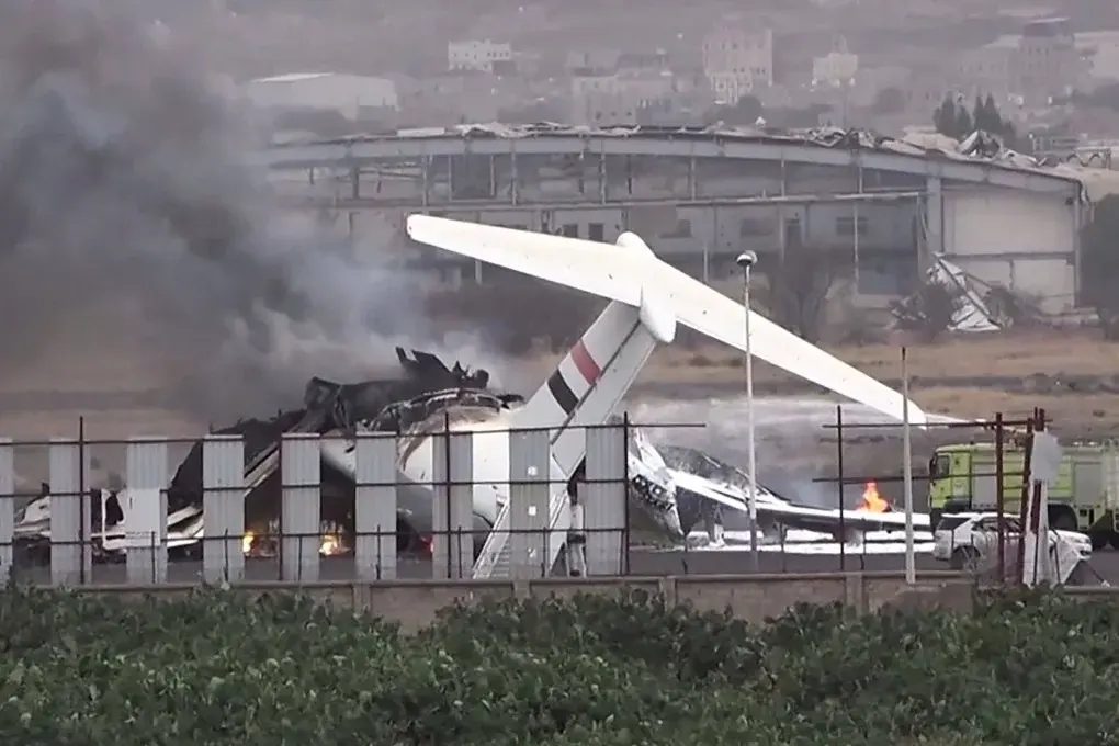 İsrail ordusuna ait savaş uçaklarının Yemen'in başkenti Sana'da bulunan Sana Uluslararası Havalimanı'nı (SAH) bombalamasının ardından alevler içinde kalan bir sivil yolcu uçağı.