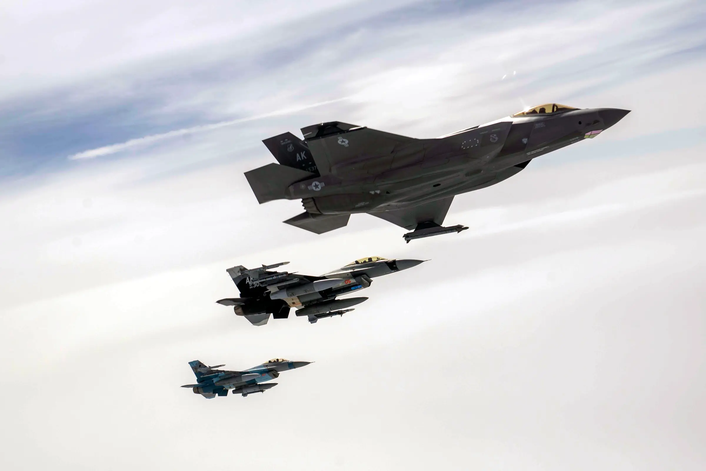 ABD Hava Kuvvetlerine ait F-35A ve iki F-16, Alaska üzerinde uçuş gerçekleştiriyor. (Fotoğraf:ABD Hava Kuvvetleri)