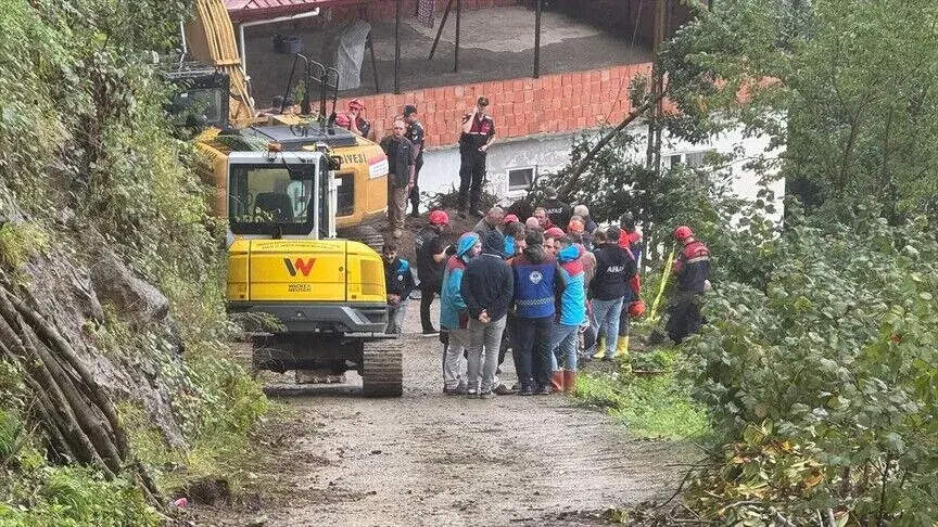 Trabzon'da heyelan: Toprak altında kalan kişi hayatını kaybetti