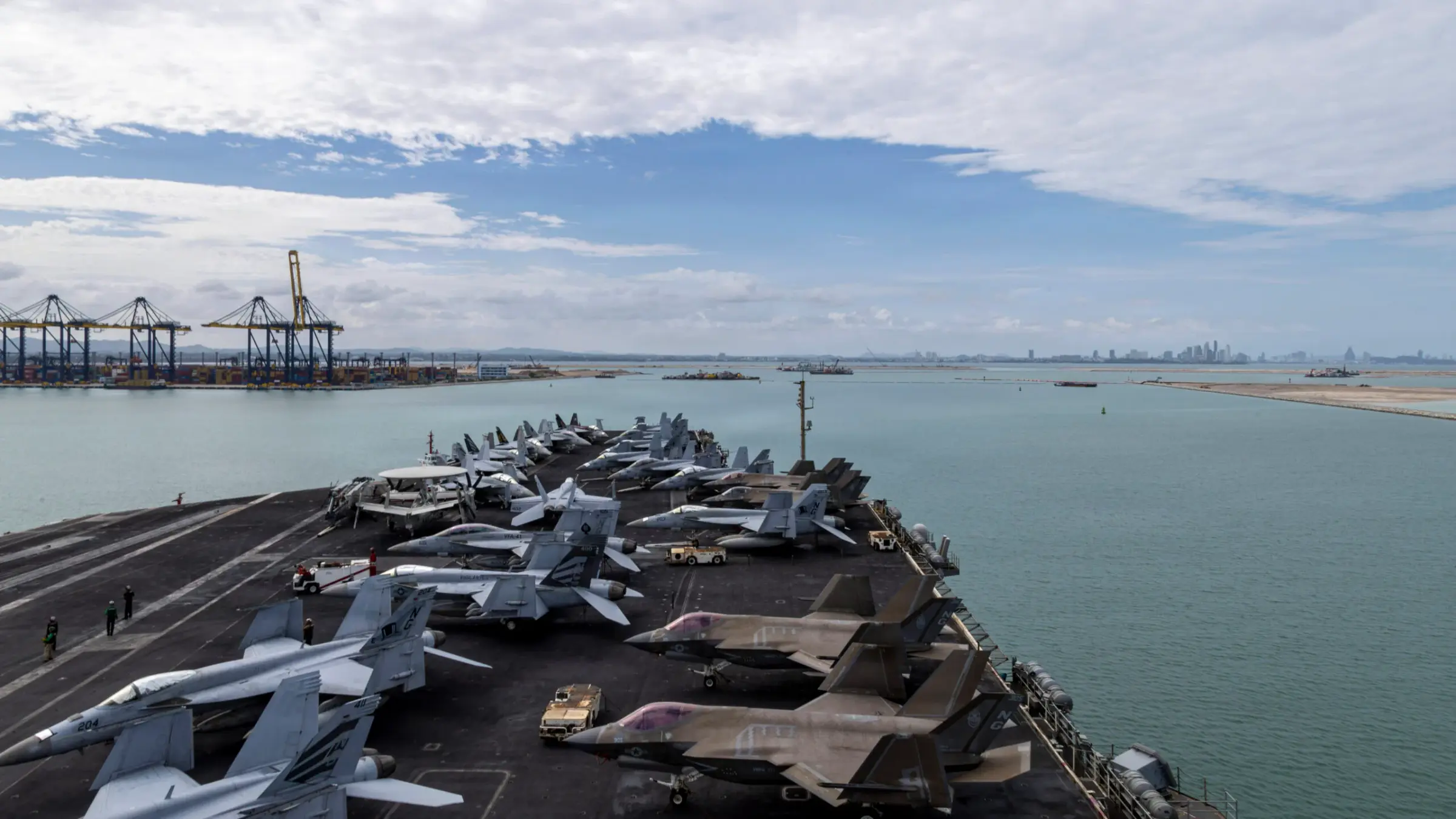 ABD Donanması, USS Abraham Lincoln gemisinin Tayland'a varışını gösteren resmi bir fotoğraf yayınlandı.
Diğer fotoğraflar, geliş anını takip eden ajans muhabirleri tarafından servis edildi.