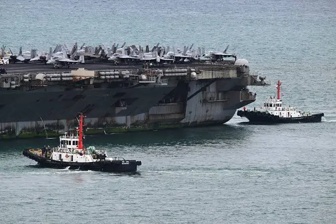 USS Abraham Lincoln (CVN-72) uçak gemisine, limana güvenli bir şekilde yanaşabilmesi için römorkör teknelerinin (tugboats) eşlik ettiği an
Kaynak: Sakchai Lalit - AP