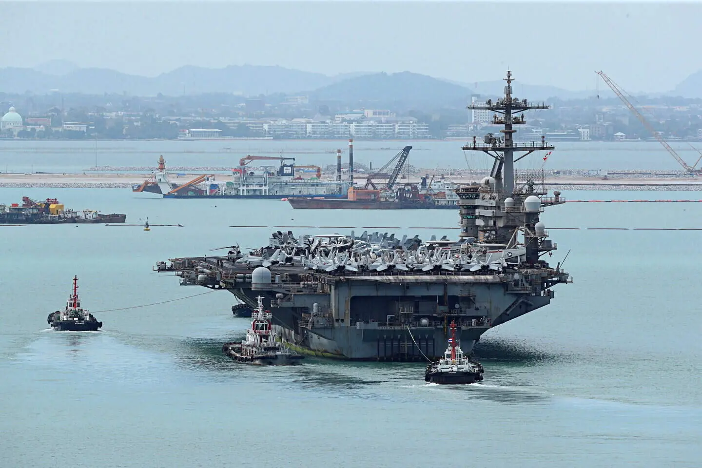 USS Abraham Lincoln, Tayland'ın Laem Chabang kentindeki limana römorkörler eşliğinde giriyor.
Kaynak: Anthony Wallace - AFP