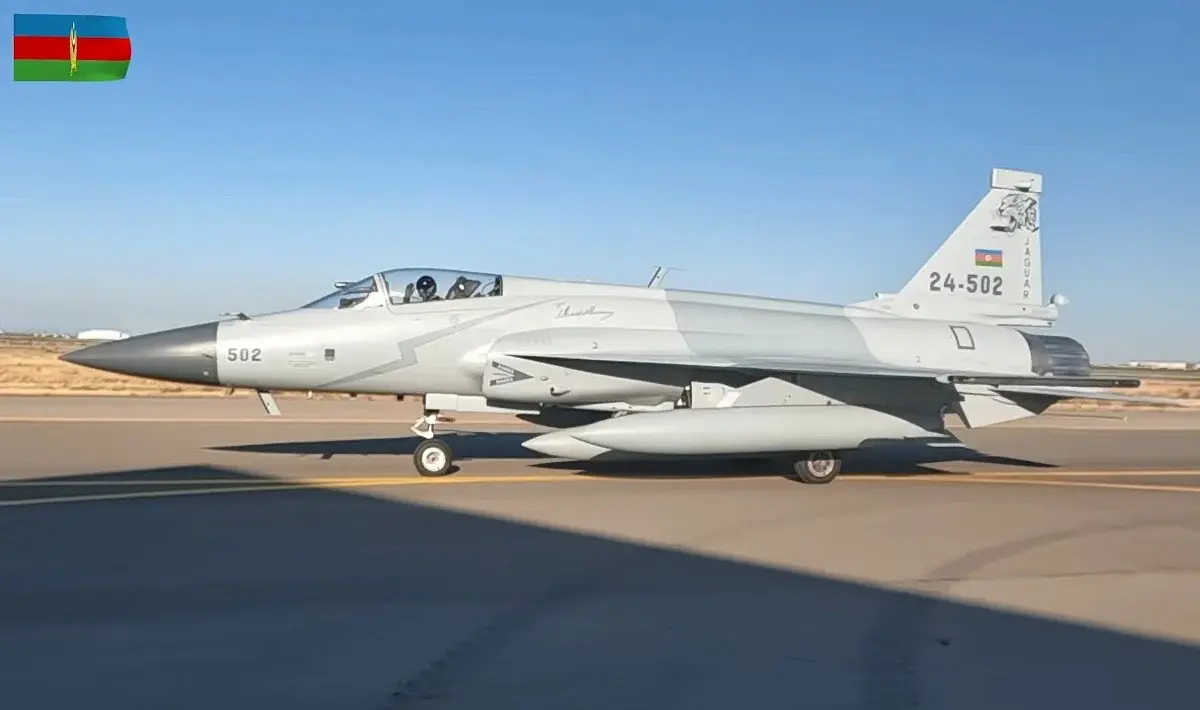 24-502 kuyruk numaralı tek kişilik iki JF-17 savaş uçağı