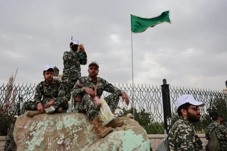 Yemen'in Sanaa kentinde 25 Ağustos 2026'da düzenlenen bir mitingde Husi güvenlik güçlerinin üyeleri oturuyor. (Kaynak: Halid Abdullah-Reuters)