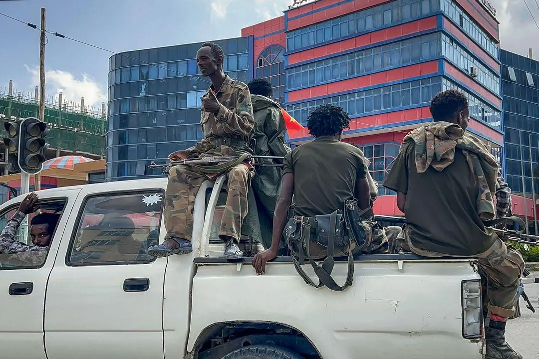 Önceki savaşta federal hükümetin yanında yer alan Amhara kökenli Fano grupları, bölgesel güvenlik güçlerinin yeniden yapılandırılması konusundaki anlaşmazlıkların ardından 2023'te Addis Ababa yönetimine karşı silahlı mücadeleye başladı.