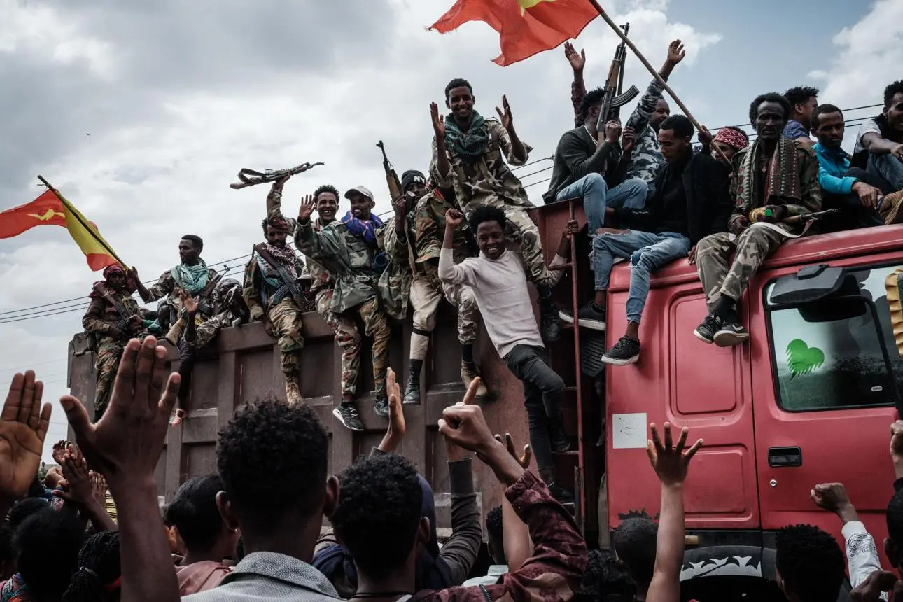 Tigray'daki siyasi bölünme, silahlı grupların tutumlarına da yansıdı. Bazı unsurlar TPF çatısı altında federal hükümetle iş birliği yaparken TPLF bağlantılı birlikler silahlı mücadeleyi sürdürme yönünde hareket etti.