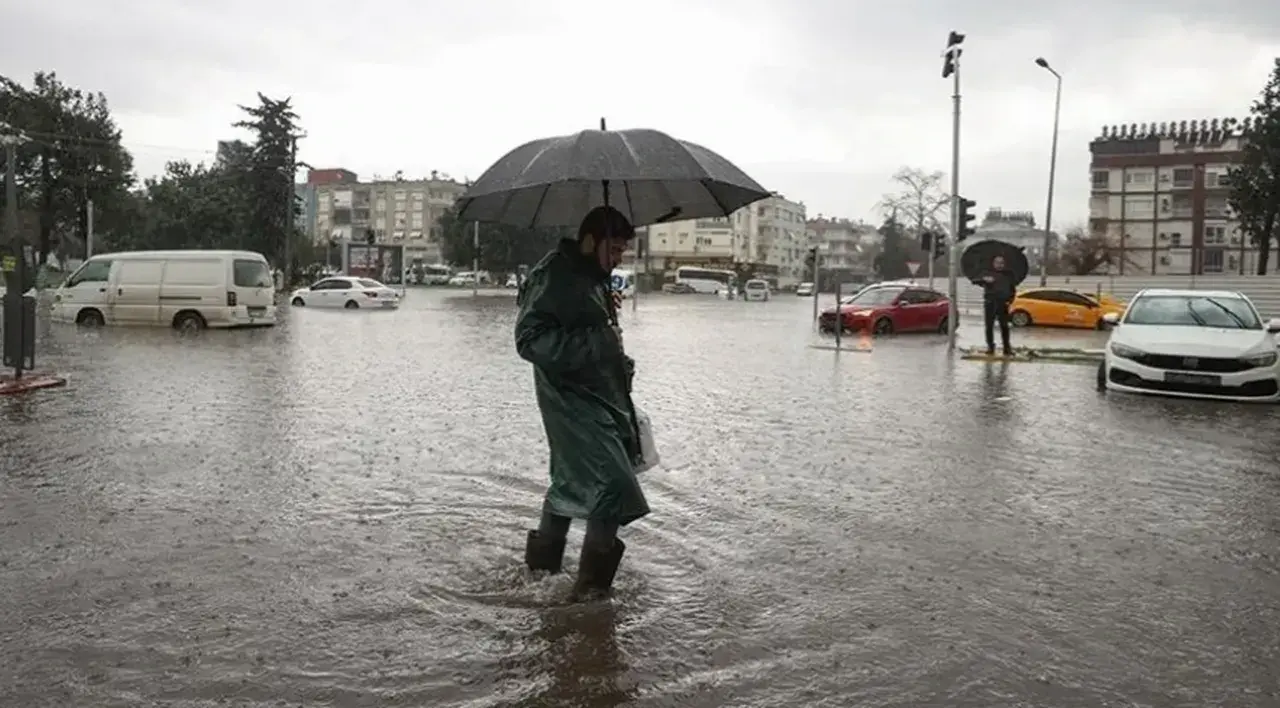 İstanbul'da şiddetli yağış: 1.277 su baskını ve 15 heyelan meydana geldi