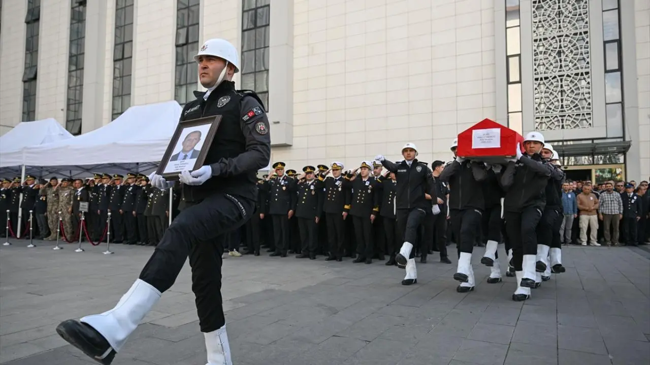 Şehit polis Ahmet Türkoğlu, son yolculuğuna uğurlandı