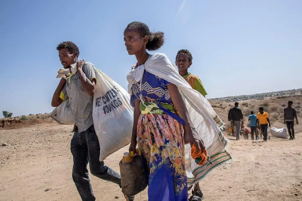 Tigray Savaşı sırasında milyonlarca kişi yaşadığı bölgeden ayrılmak zorunda kaldı. Yaklaşık yaklaşık 2,5 ila 4 milyon arasında insan yaşadığı yeri terk ederek yer değiştirmek zorunda kalmıştır.
